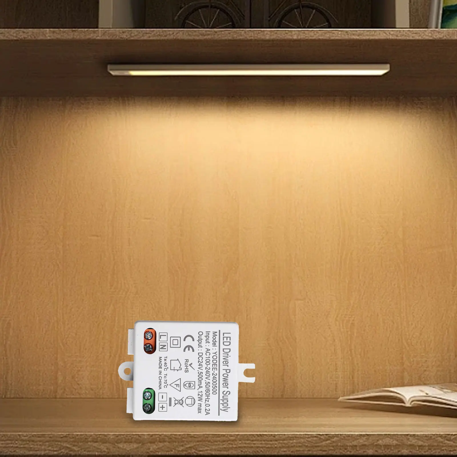 Adattatore di alimentazione LED a basso profilo che funziona a 24 V CC con protezioni essenziali di sicurezza costruite per la tua pace di mente