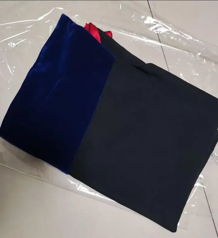 Il diploma scolastico dell'abito da dottorato dell'Università dell'Ohio include il colletto di stoffa del cappello