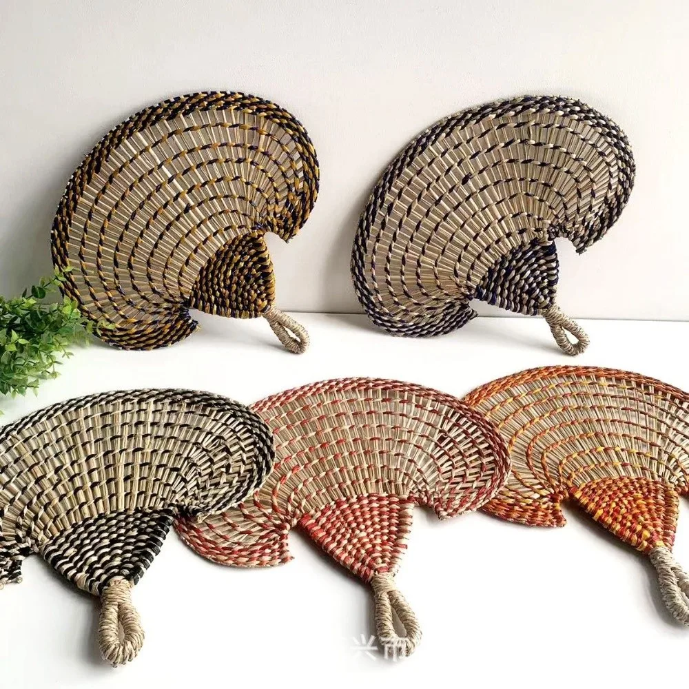 

Colorful Hand-woven Straw Fan Bohemian Vintage Decorative Handmade Fan Lightweight Anti-Mosquito Cattail Fan Home Decoration