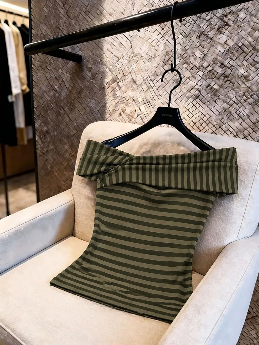 

Slim Fit Striped One Shoulder Short Sleeve T-Shirt Women's Fashion Design Summer 2026 Pure Desire Small Shirt Korean Style
