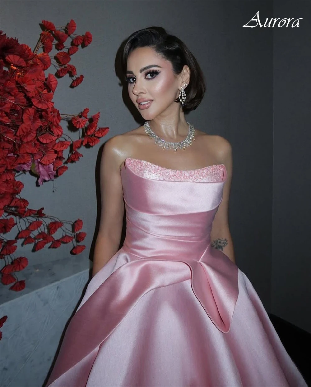 فستان سهرة رائع من الساتان الوردي مخصص بدون حمالات فساتين المشاهير أنيقة على شكل حرف a للحفلات على الطراز الحديث بدون أكمام