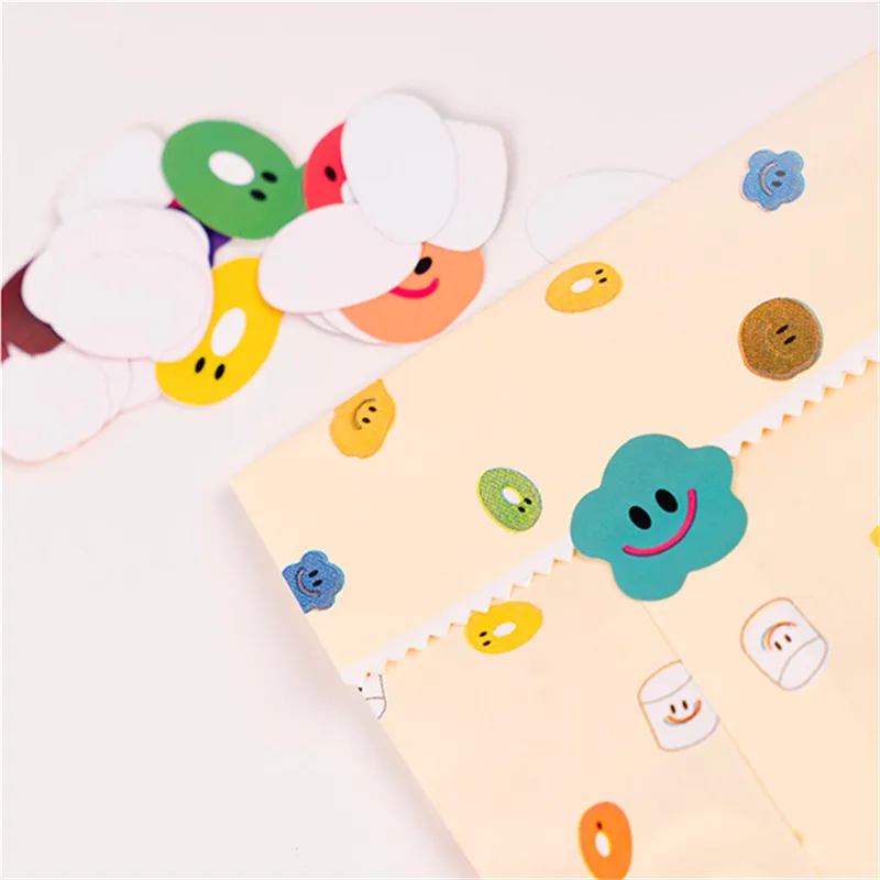 100PCS/1STE KPOP Set di adesivi con faccina sorridente Anime Circolare multicolore autoadesivo in carta artigianale arte modello casuale