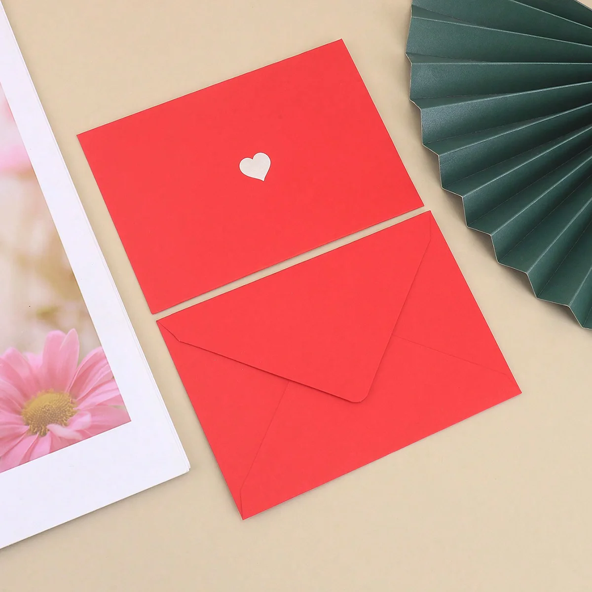 4pcs/set Red Cover Envelopes for Holiday Greetings and Party Invitations (with Heart Pattern on the Back) Holiday Decoration