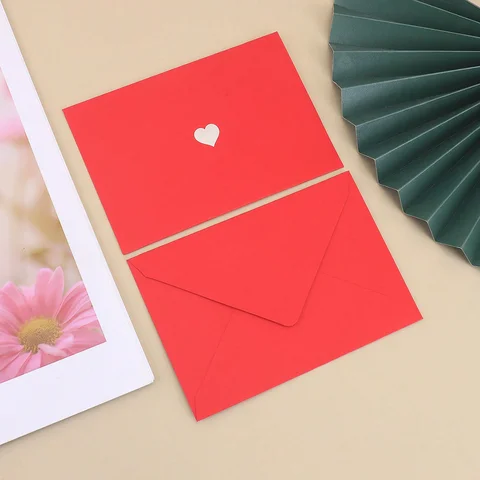 Conjunto de 4 Envelopes Vermelhos para Saudações de Feriado e Convites de Festa (com Padrão de Coração na Parte Traseira) Decoração de Feriado
