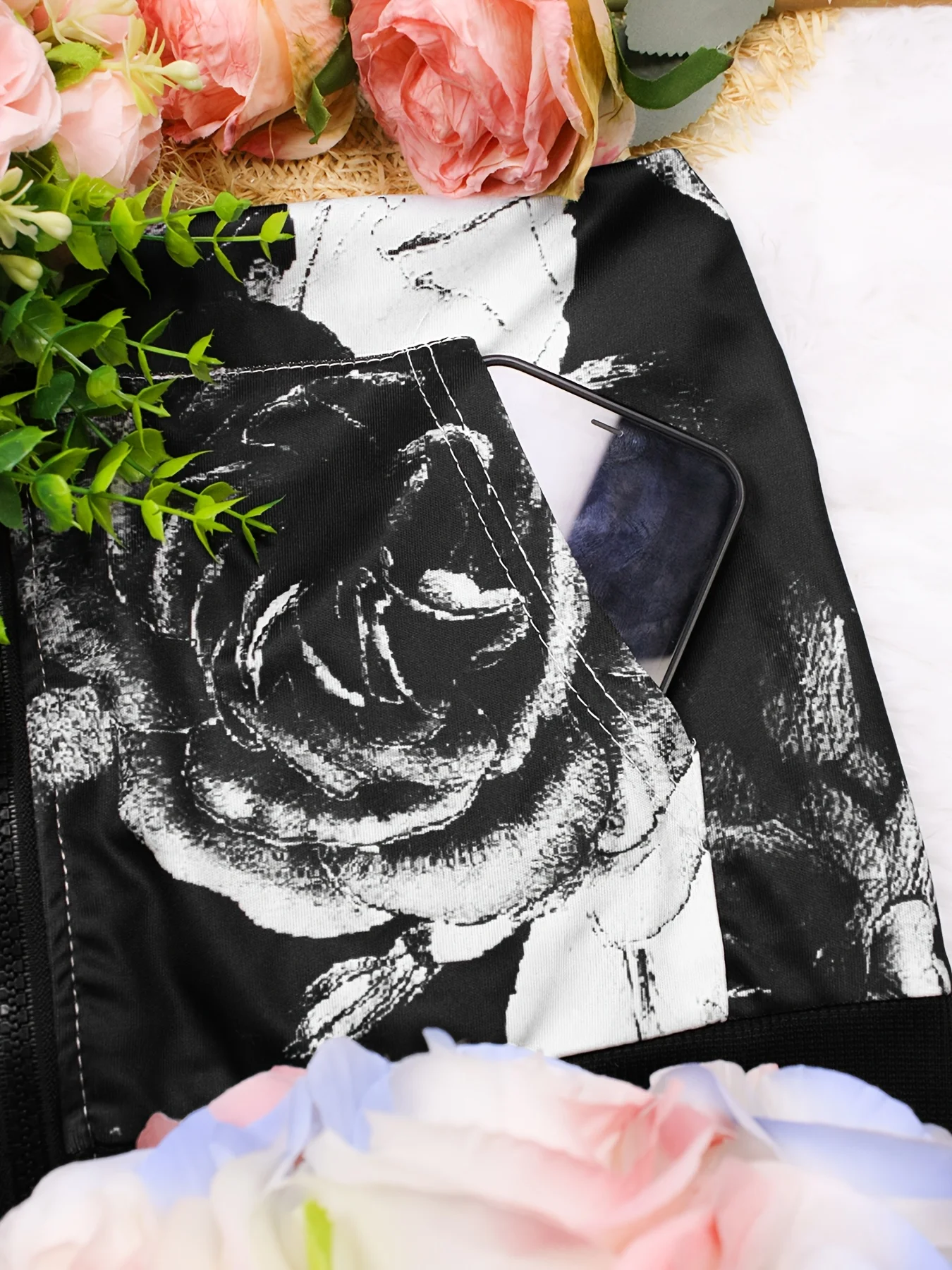 Damska czarno-biała kurtka w kwiaty, krótka, o kroju litery A, zapinana na zamek z kieszeniami, całoroczna odzież wierzchnia, nadająca się do prania w pralce.