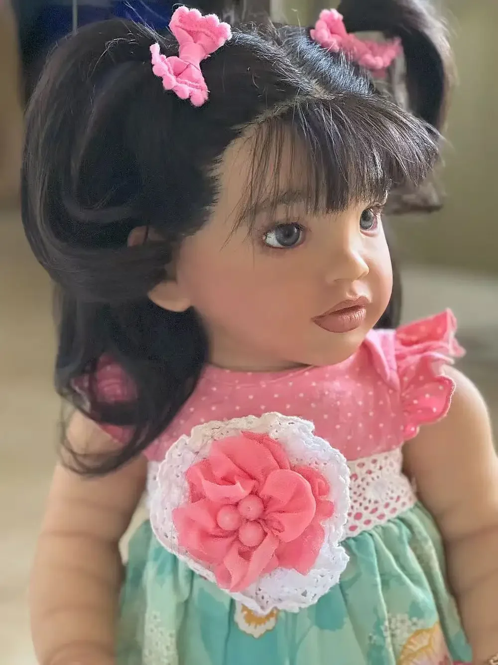 Maßgeschneiderte, limitierte 26-Zoll-Reborn-Baby-Pippa mit handgewurzelten Haaren, bereits fertiges, riesiges Mädchen-Verschiedenes Kleid