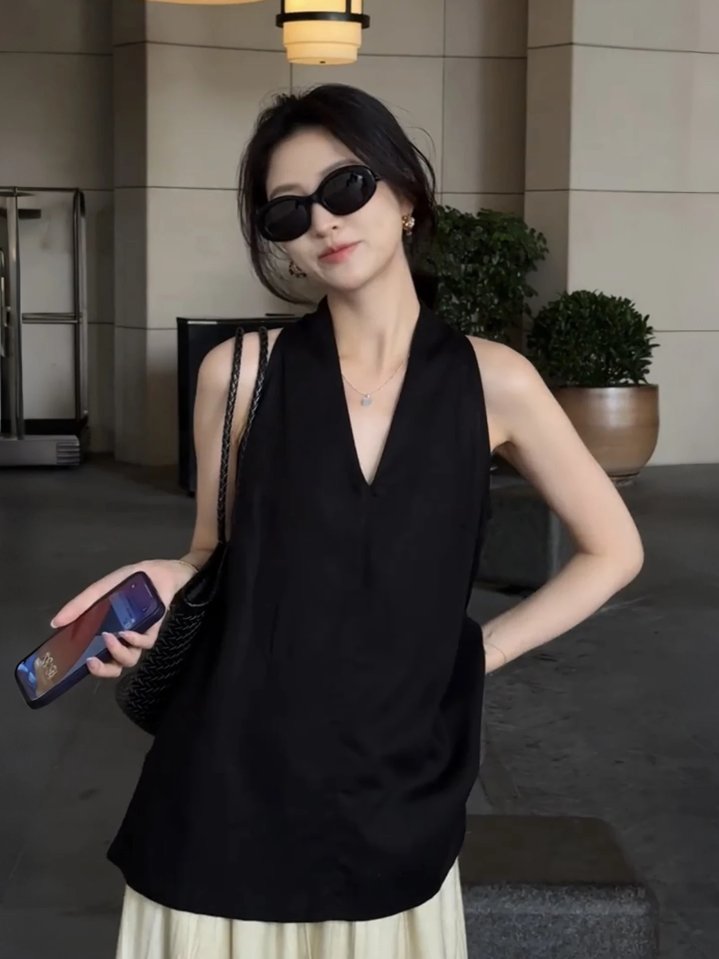 

French Style Loose Fit Linen Sleeveless V-Neck Shirt Women Summer Slimming Backless Neck Hanging Top Trendy Casual Wear