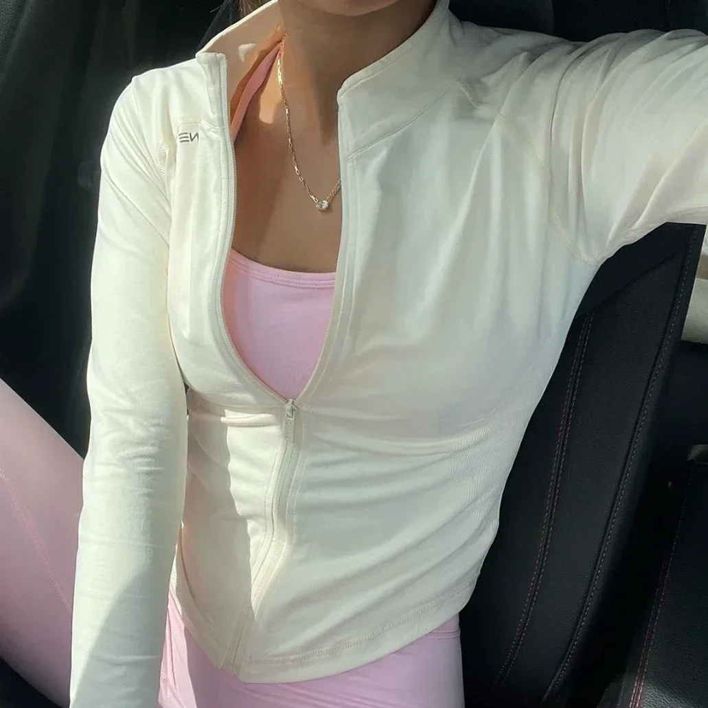 سترة Dfyne خفيفة الوزن وقابلة للتمدد وسحاب ديناميكي للجري وفتحات الإبهام وسترة مسار للجري ورقبة عالية تسمح بمرور الهواء لليوجا