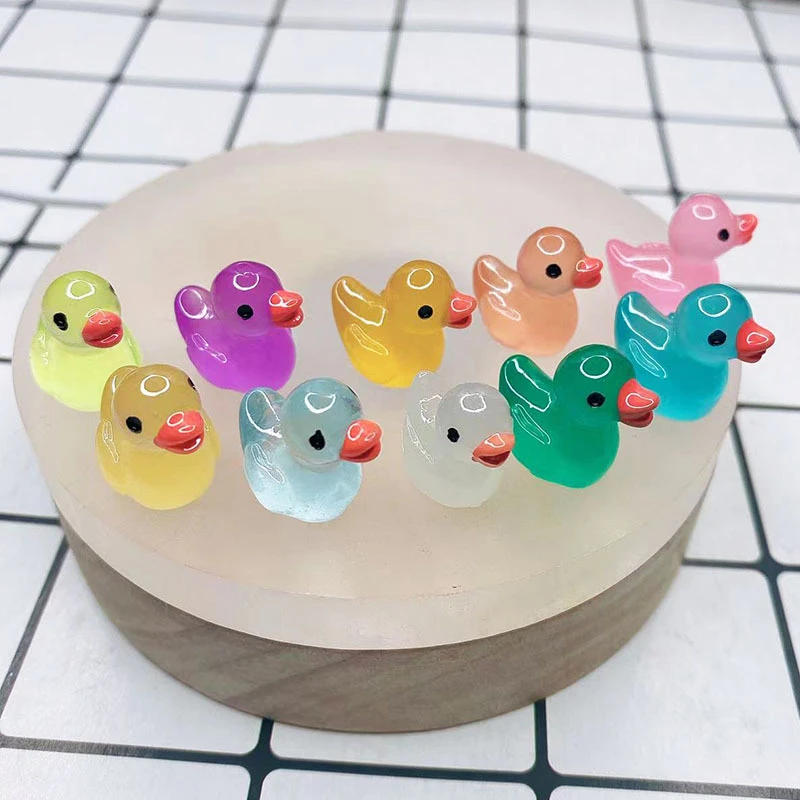 10pcs Cartoon Mini fluorescente anatra ornamento figure in miniatura piccola anatra resina artigianato Micro paesaggio decorazione casa delle bambole