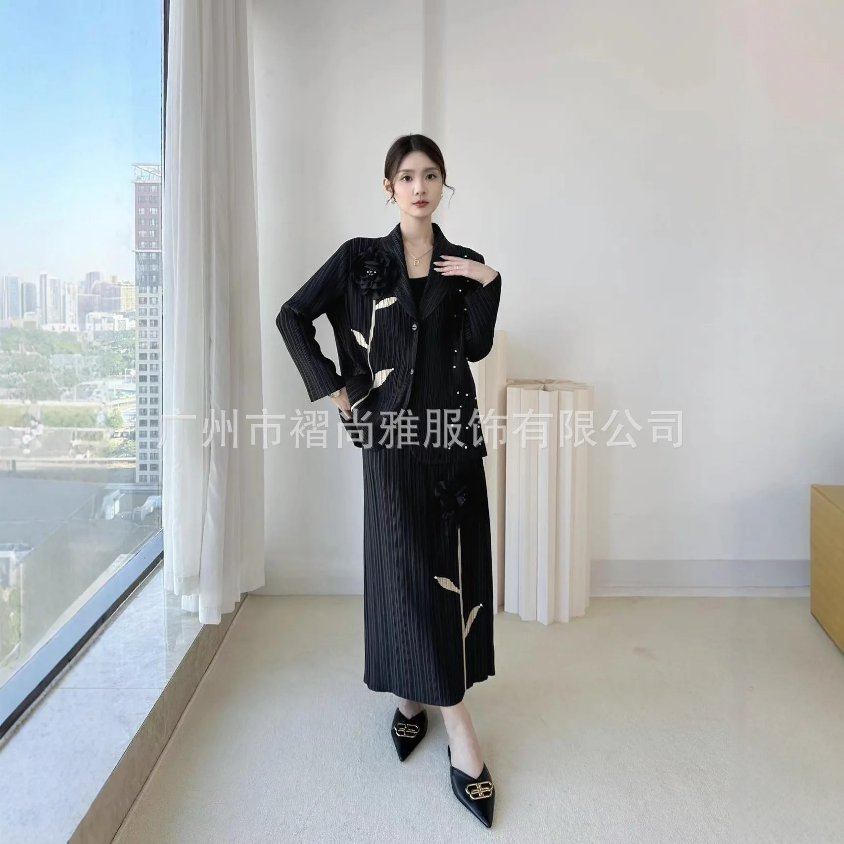 بدلة مياكي ذات ثنيات للسيدات لخريف وشتاء 2025 بدلة صغيرة جديدة بأكمام طويلة ومزاج الشيخوخة بدلة مكونة من قطعتين #5