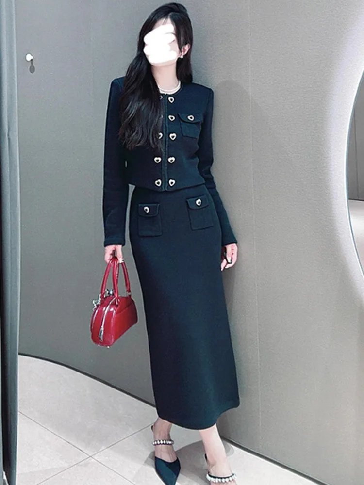 Lüks 2025, İlkbahar Sonbahar Kazak Uzun Elbise Örme İki Parçalı Set kadın Kalp Düğmesi Tam Kollu Hırka Kalem Etek Takım Elbise