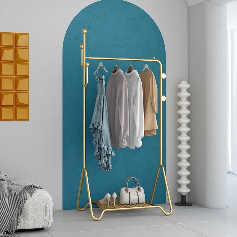 Cabide de chão ferroviário roupas rack prateleira canto organizador parede rack roupas quarto dourado boutique arara de roupa móveis para casa