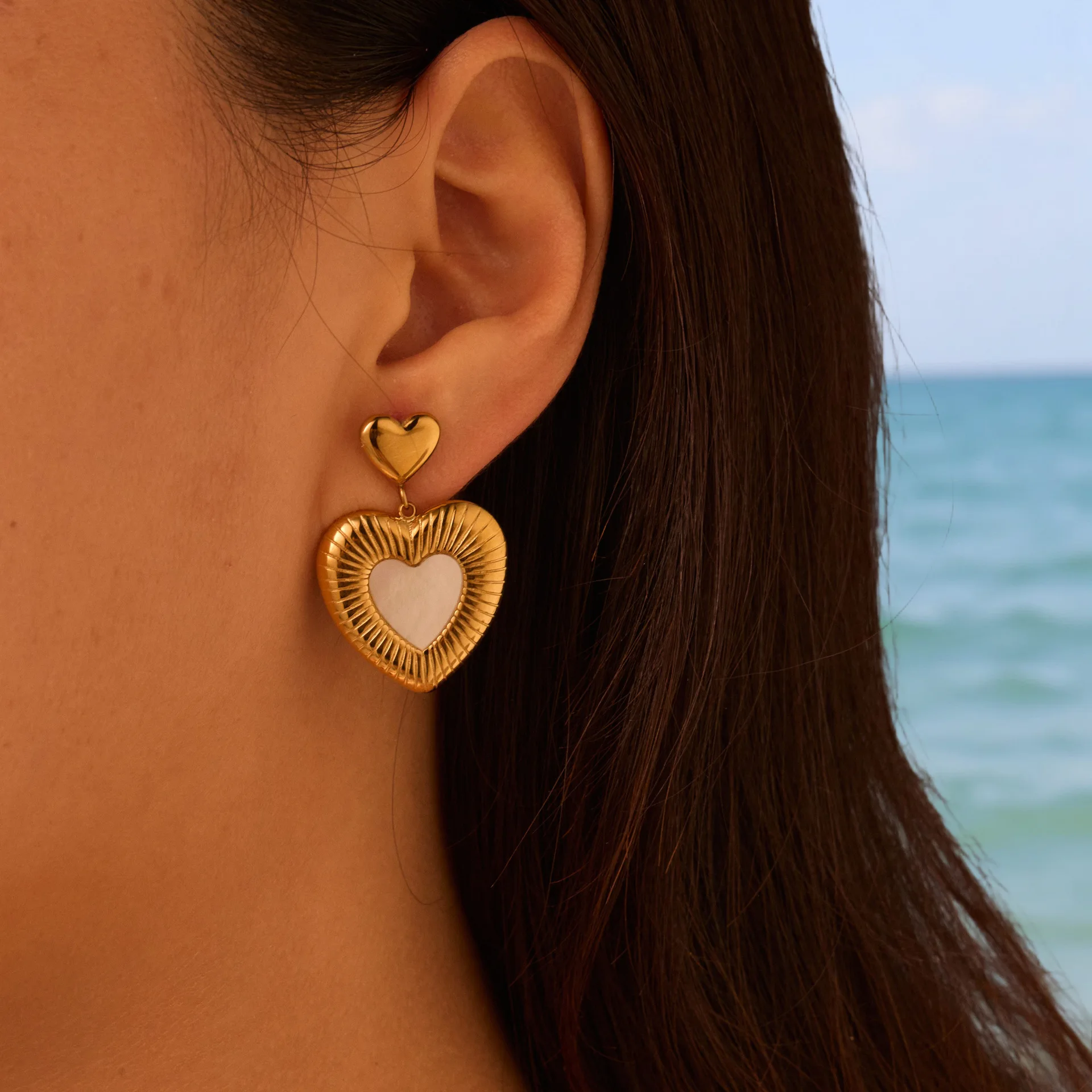 Simple love stainless steel earrings, white fritillary design earrings, light luxury high-end ear jewelry