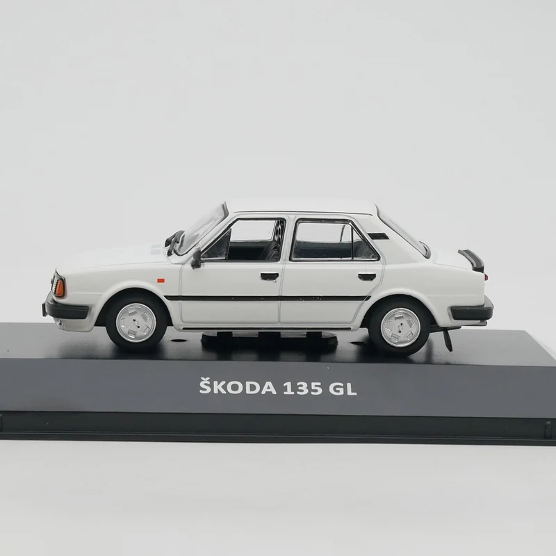 Ixo 1:43 Skoda 135 GL Diecas Automodell Metallspielzeugfahrzeug Legierung Sammlung Geschenke