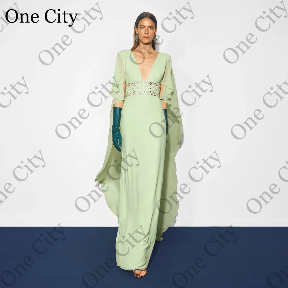 エレガントなライトグリーンのシフォンケープイブニングガウン、深いVネック、ビーズ付きウエスト、フォーマルなプロムパーティードレス、女性用、カスタムメイドエレガントなライトグリーンシフォンケープイブニングガウン深V首ビーズされたウエスト女性のための正式なプロパーティードレス カスタマイズされたفساتيン سهرة