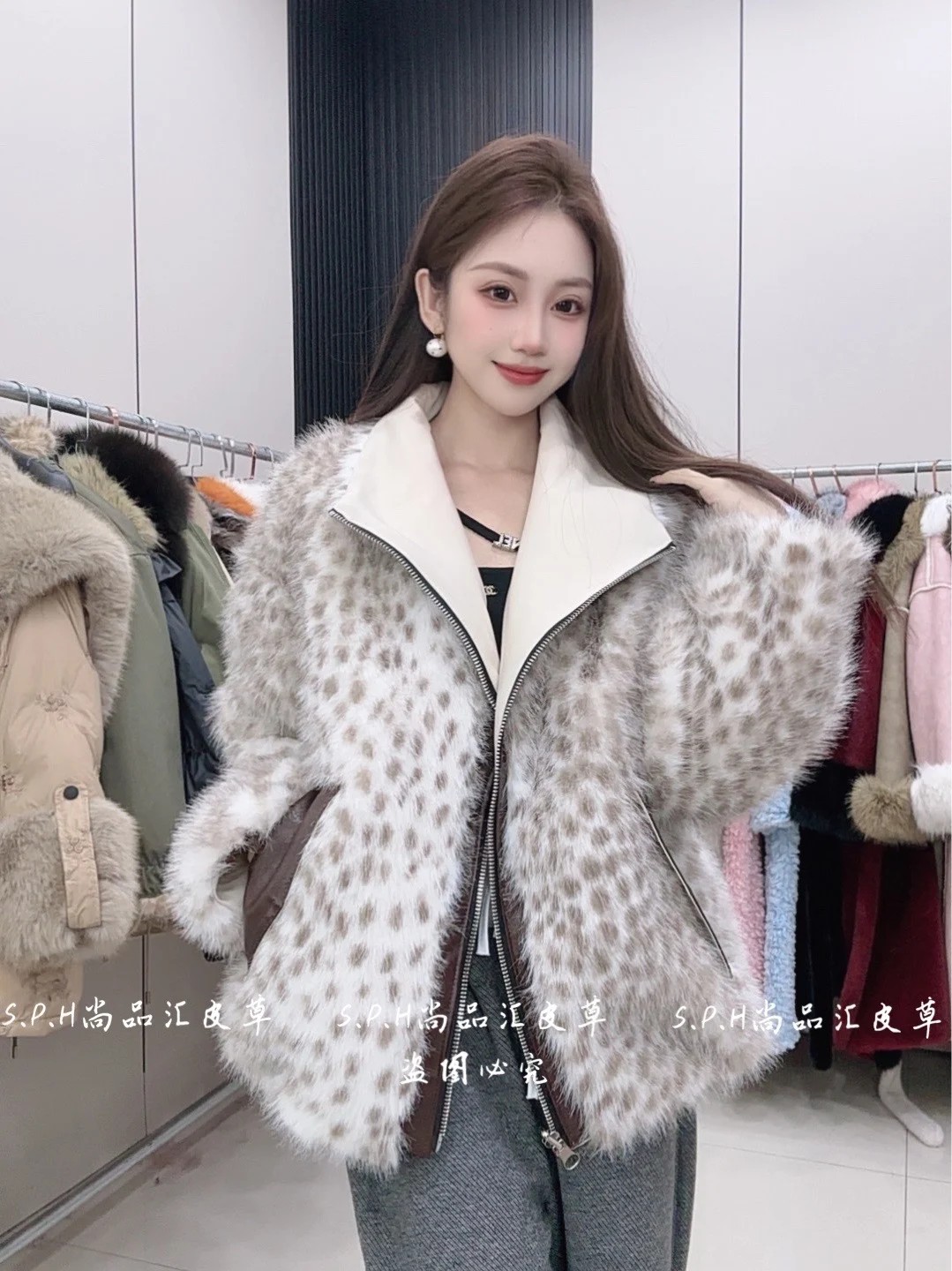 เสื้อโค้ทขนเฟอร์ลายเสือดาวสำหรับผู้หญิง ฤดูหนาว 2025 รุ่นใหม่ เสื้อโค้ทขนเฟอร์แบบกลับด้านได้ เสื้อพาร์กาขนเฟอร์สั้น อุ่นสบาย