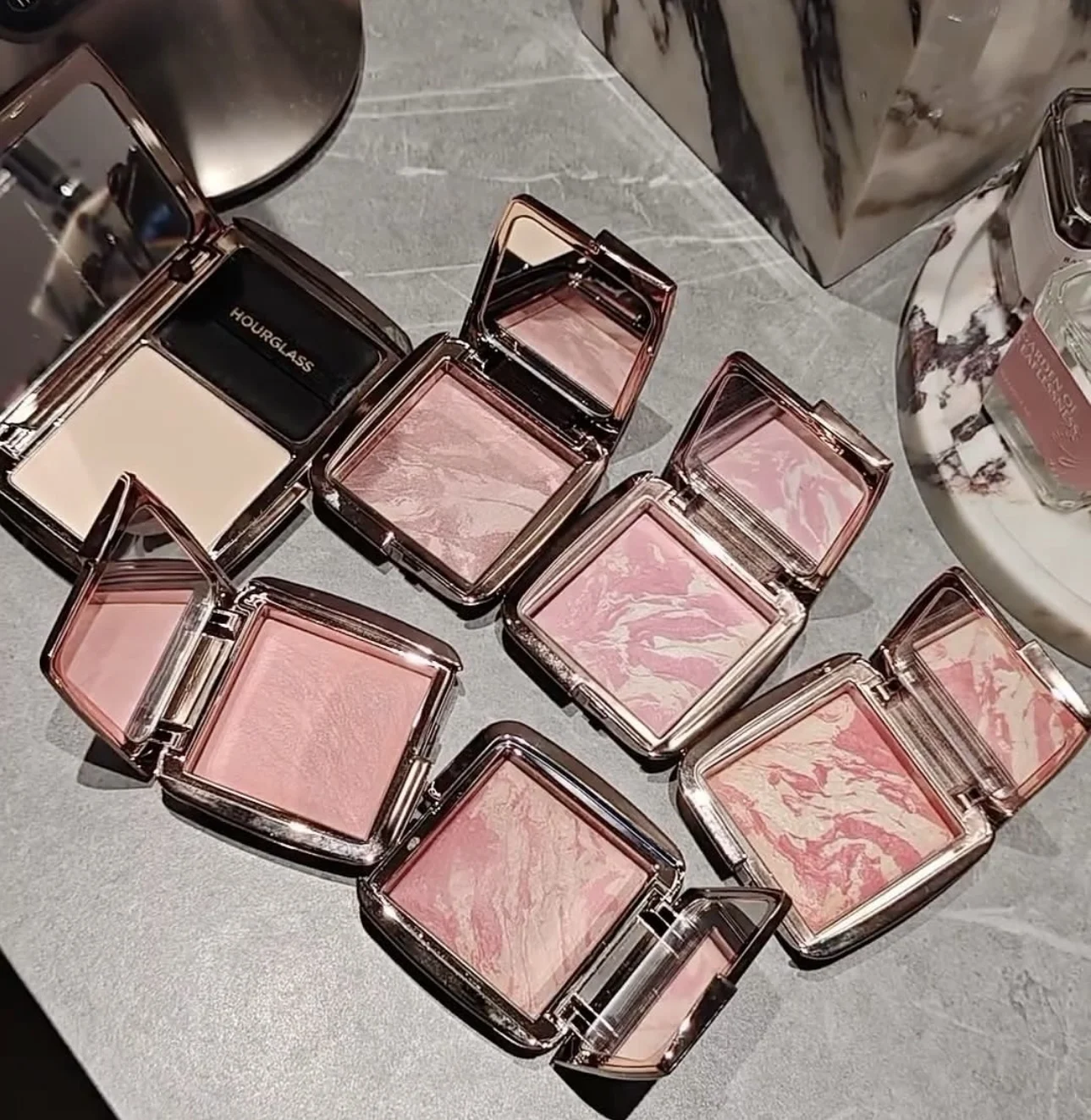 

Румяна Hourglass Ambient Lighting Blush: сексуальный, нежный, рассеянный сияние, создающий атмосферу тепла, мягкий, натуральный, матовый, стойкий, мраморный оттенок.