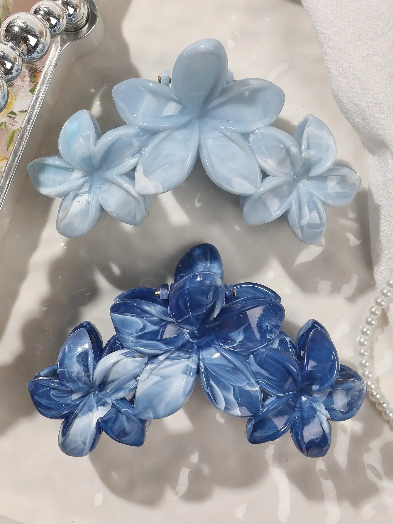 2 Stück hawaiianische blaue graue Saphir-Marmor-Blumen-Haarklammer für Frauen, Hai-Clip, böhmische Haar-Accessoires, Farbverlauf-Haarnadeln – Detail 4