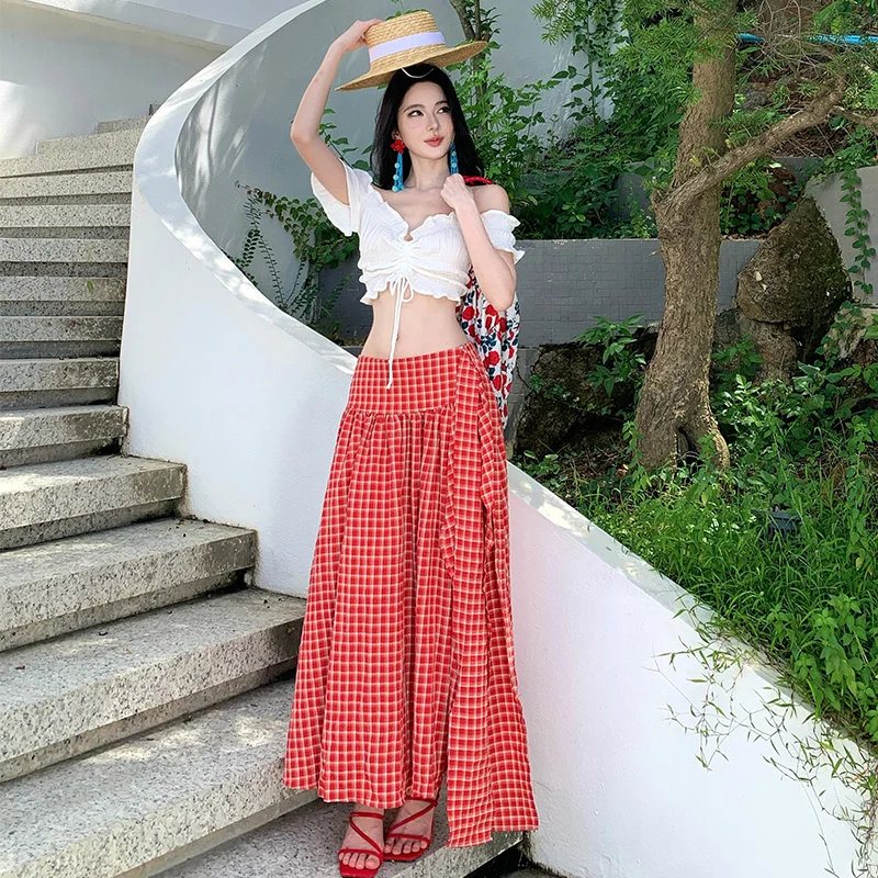 

Пляжный комплект в американском ретро-стиле: красная клетчатая юбка макси и белый топ на одно плечо с высокой талией для женщин