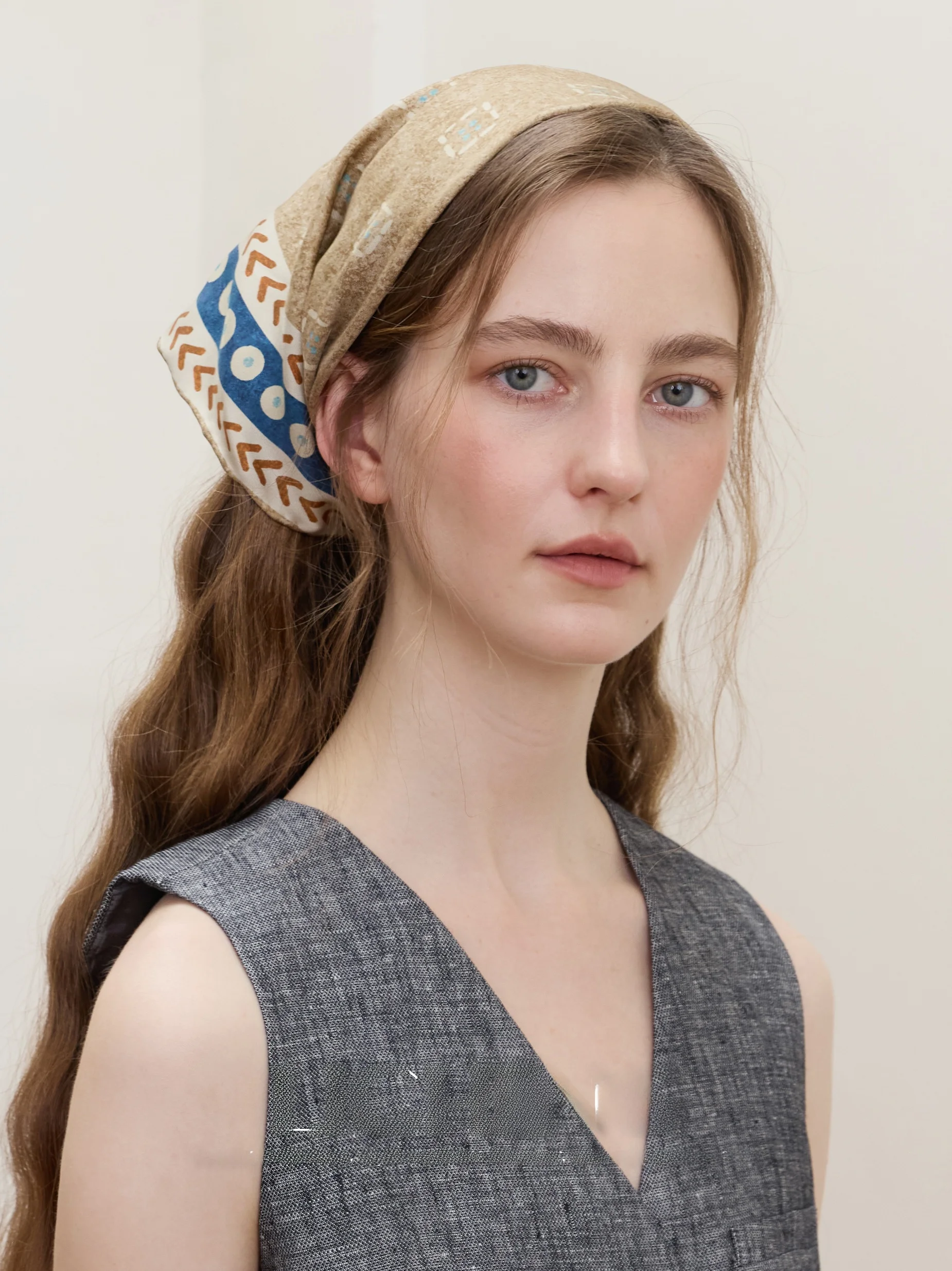 レトロブルーブラウンプリントピュアシルクツイルスカーフ女性の春夏雰囲気ヘッドラップスカーフ装飾ネックスカーフ