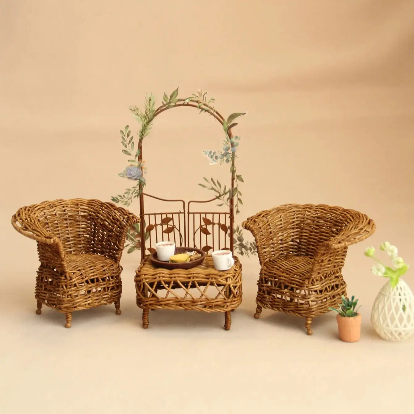

Миниатюрная имитационная мебель: столы и стулья из ротанга в масштабе 1:12, подходящие для декора кукольного домика.