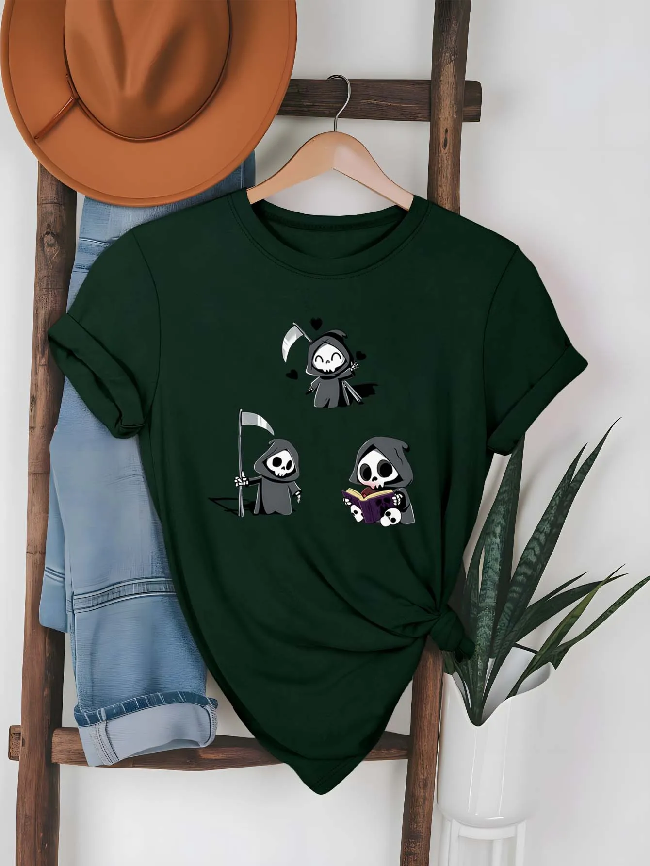 Personagens caprichosos da pequena morte do tamanho grande com foice e vestuário da moda do livro