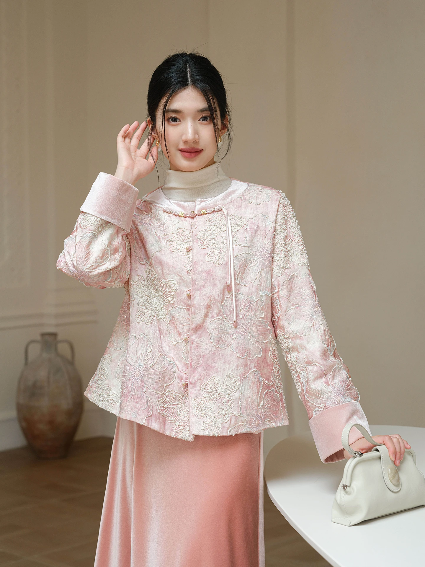 

Новый китайский женский тюнет, осенне-зимний тонкий свободный крой, круглая длина, застежка на одной пуговице, вышитая ...