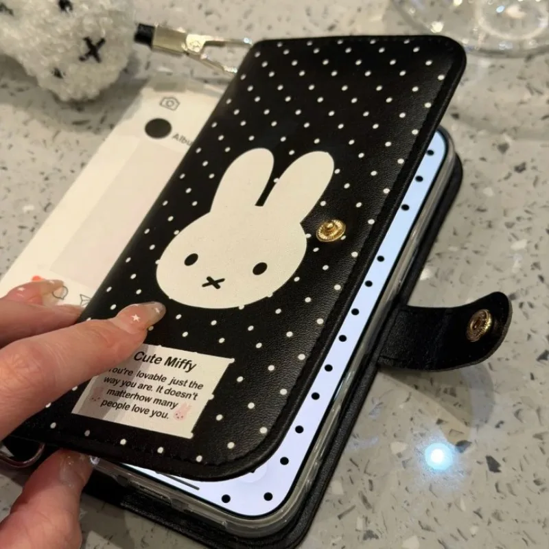 Niedliche Cartoon-Miffy-Handyhülle mit Punkten, schwarz-weiß, mit Standfunktion, weicher Rand, stoßfeste Schutzhülle für Smartphones