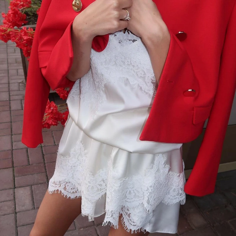 فستان نوم نسائي من Combhasaki مزين بالدانتيل مُزين بالزهور من الساتان بدون أكمام ورقبة على شكل حرف v وحاشية غير متماثلة فستان كامي صغير #1