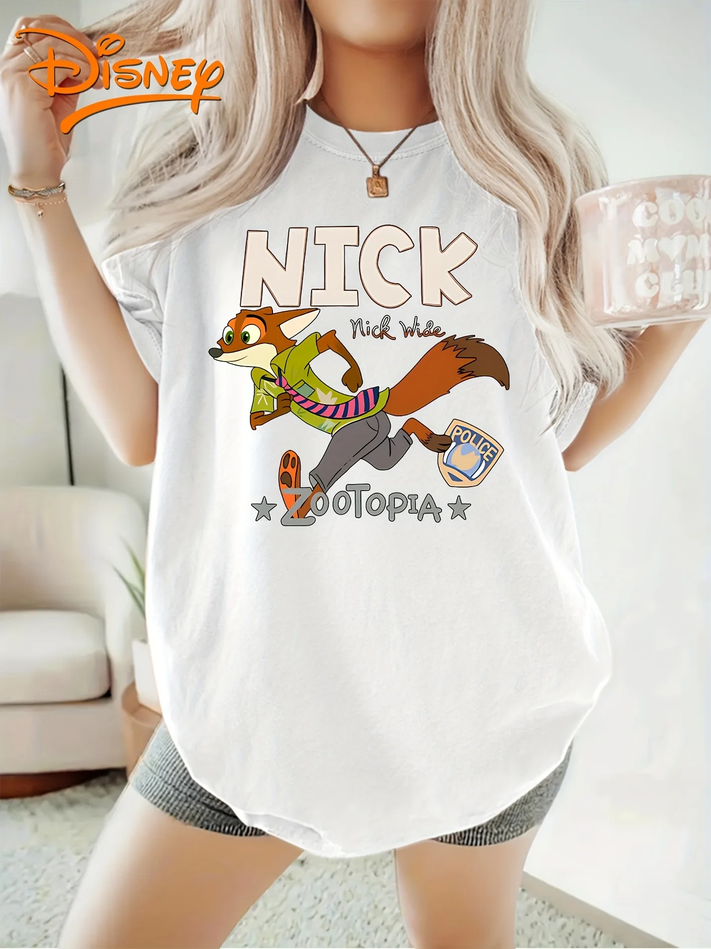レディース ディズニー 半袖 T シャツ、ズートピアのニックのカジュアルなランニングプリントが特徴で、春、夏に最適です。