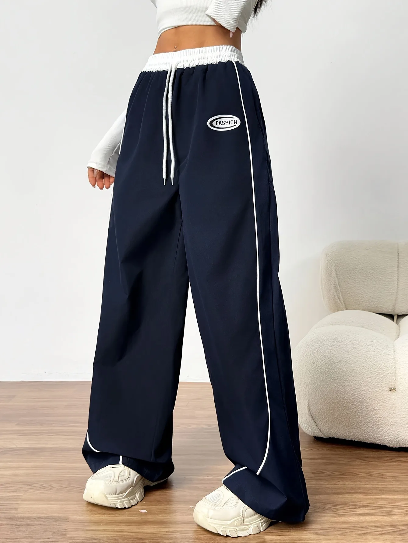 Marineblaue Mädchenhose mit Kontrastpaspeln, weitem Bein, hoher Taille, elastischem Kordelzug und lässigem Streetwear-Look – Detail 5