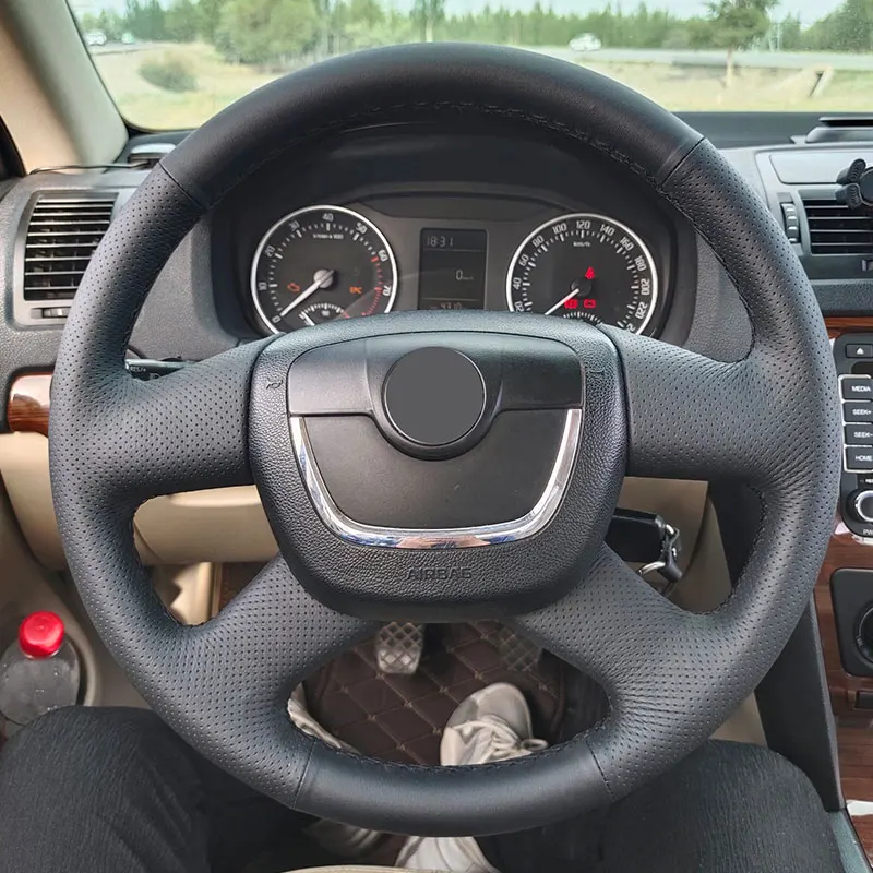 Ręcznie pleciony pokrowiec na kierownicę samochodową do Skody Octavia Fabia Superb Roomster 2009-2012 Citigo czarna perforowana skóra z mikrofibry