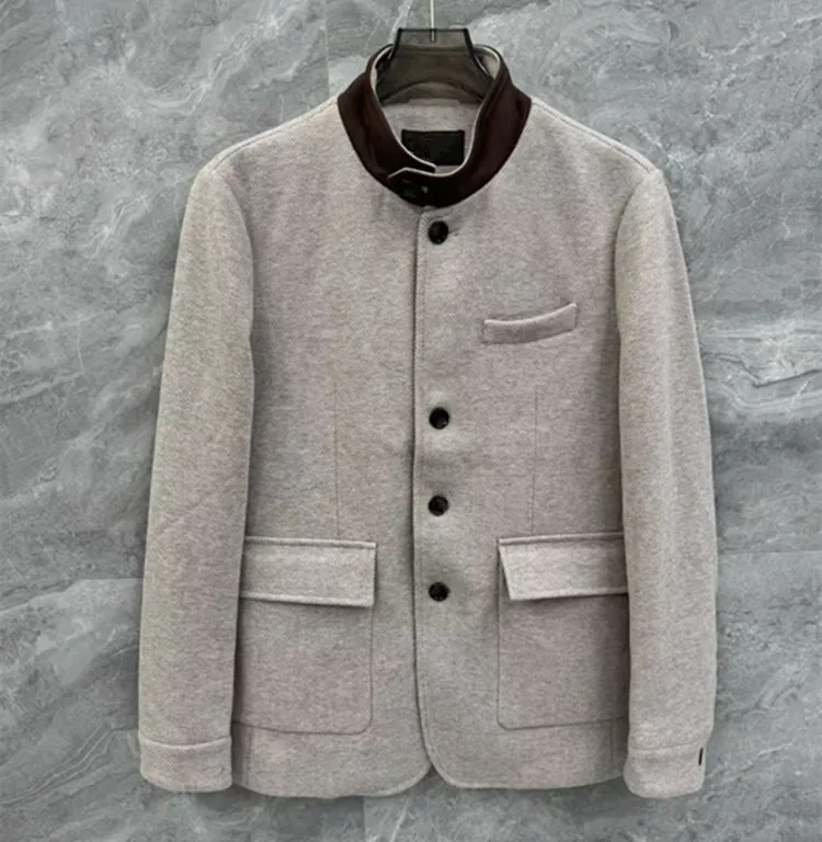 

Индивидуальная новая мужская одежда в Европе и Америке на зиму 2025 года. Однобортное однобортное пальто с длинными рукавами и воротником-стойкой. Повседневное шерстяное пальто.