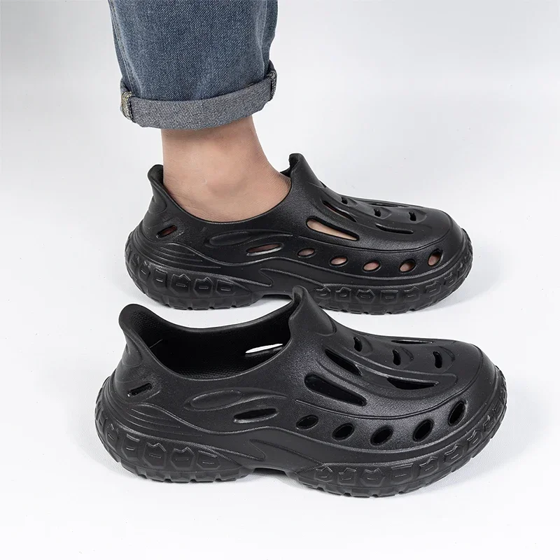 Sandalias de playa transpirables con agujeros para hombre, chanclas de agua informales para exteriores, zuecos deslizantes, novedad de verano, 2024