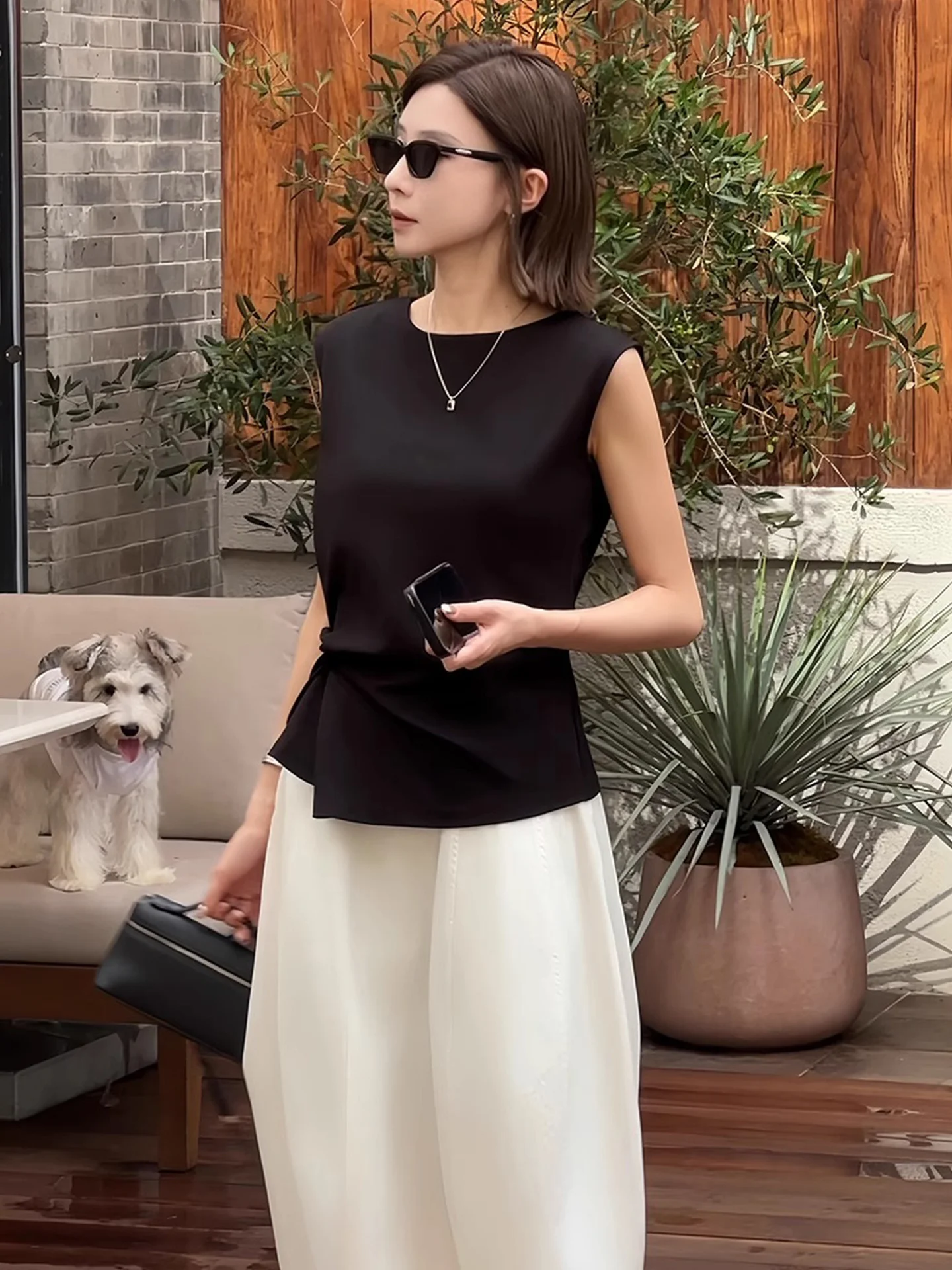 엘리 컬러 허리 조임 매듭 디자인 조끼 라운드 넥 풀오버 슬리밍 여름 탑 여성 패션 출퇴근 스타일