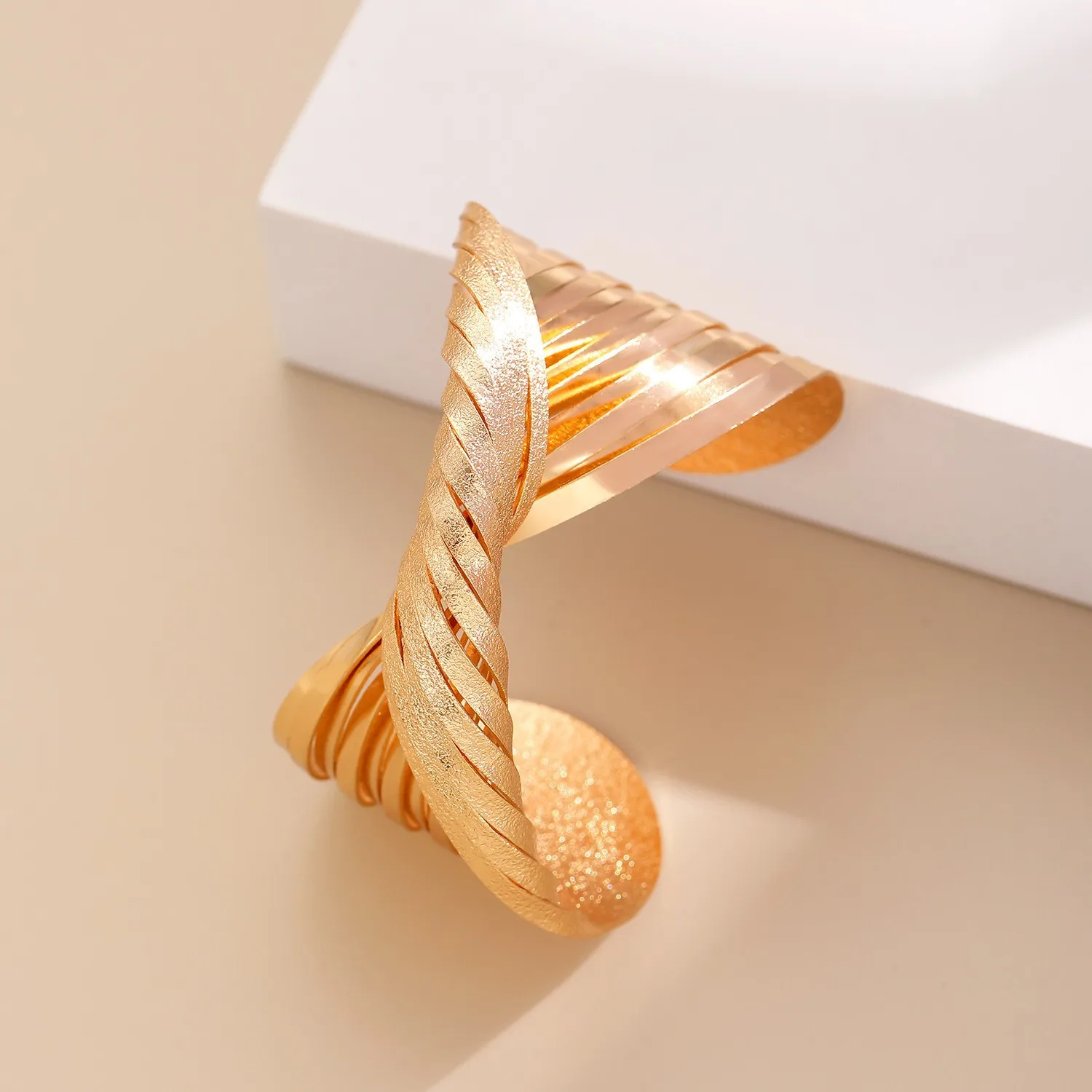 الملتوية كروس الكفة سوار للنساء الغربية غير النظامية المفتوحة قابل للتعديل سوار الأزياء والمجوهرات هدية سحر اليد التبعي