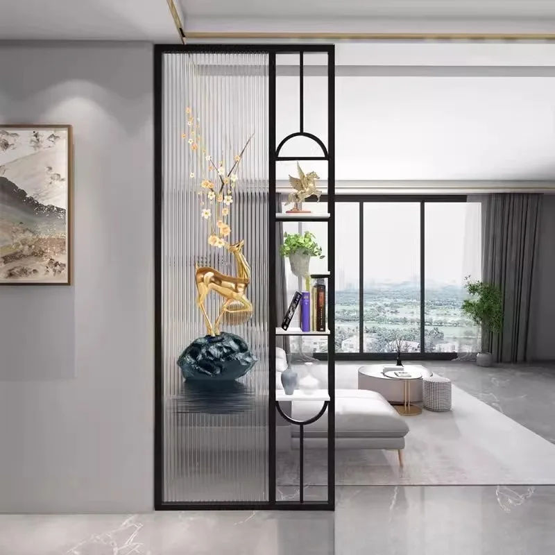 

The living room is opposite the door, art Changhong glass screen partition blocks the simple light luxury stainless
