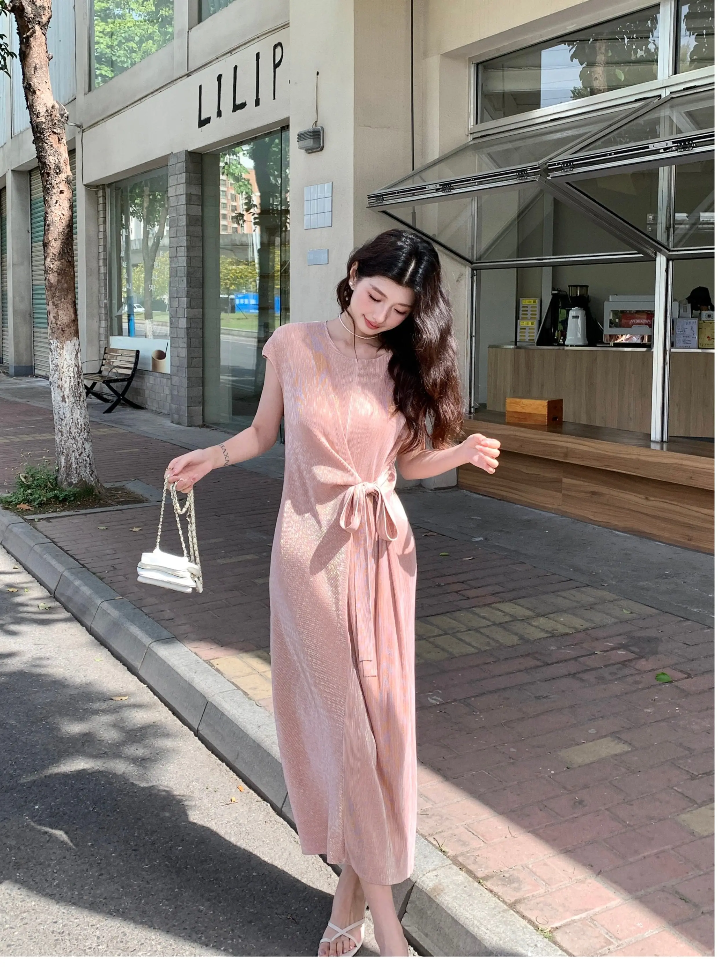 Beiges Plissee-Maxikleid mit Taillenbund, Kurzen Ärmeln, Weichem Stoff, Fließender Silhouette, Elegant, Lässig, für den Täglichen Gebrauch, 2025 Trendy Chic – Detail 4