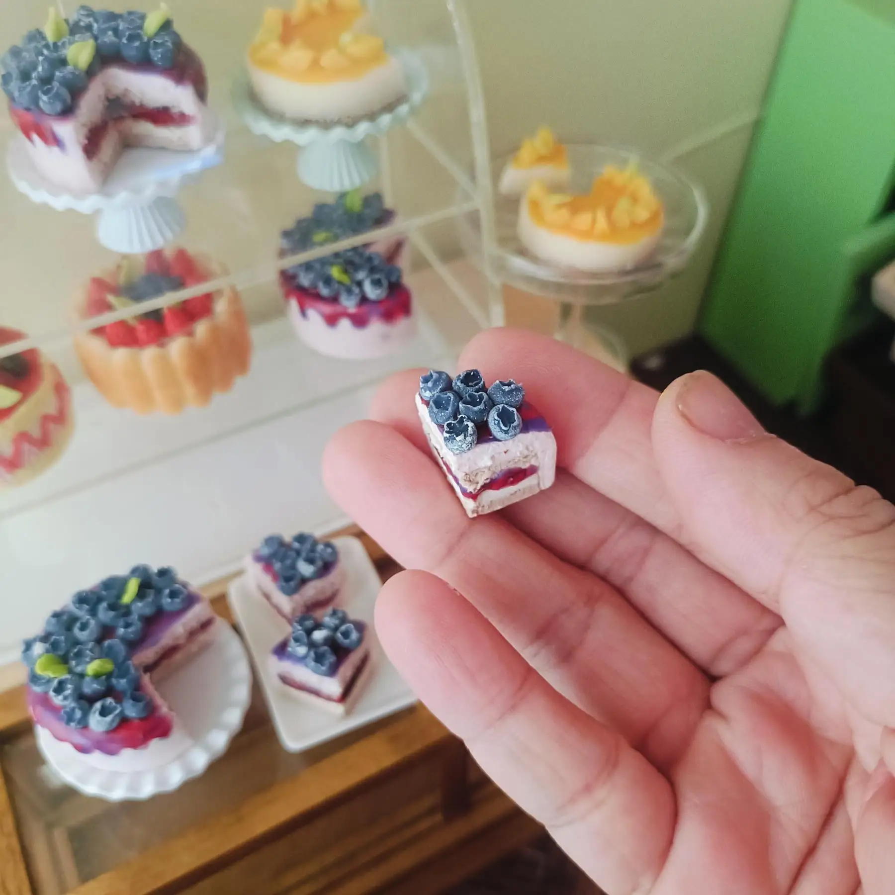 Mini-Obstkuchen im Maßstab 1:6, Puppenhaus-Zubehör, umweltfreundlicher Ton, Halloween, Weihnachten, Geburtstag, Geschenk für Sammler – Detail 1