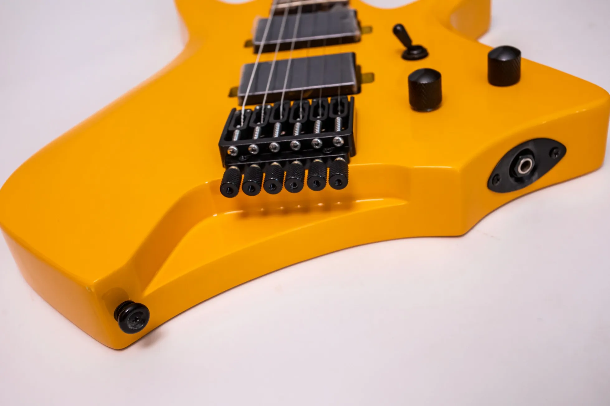 

In stock. Can be shipped when placed. High quality yellow headless 6 string electric guitar. Factory direct. Can be customized.