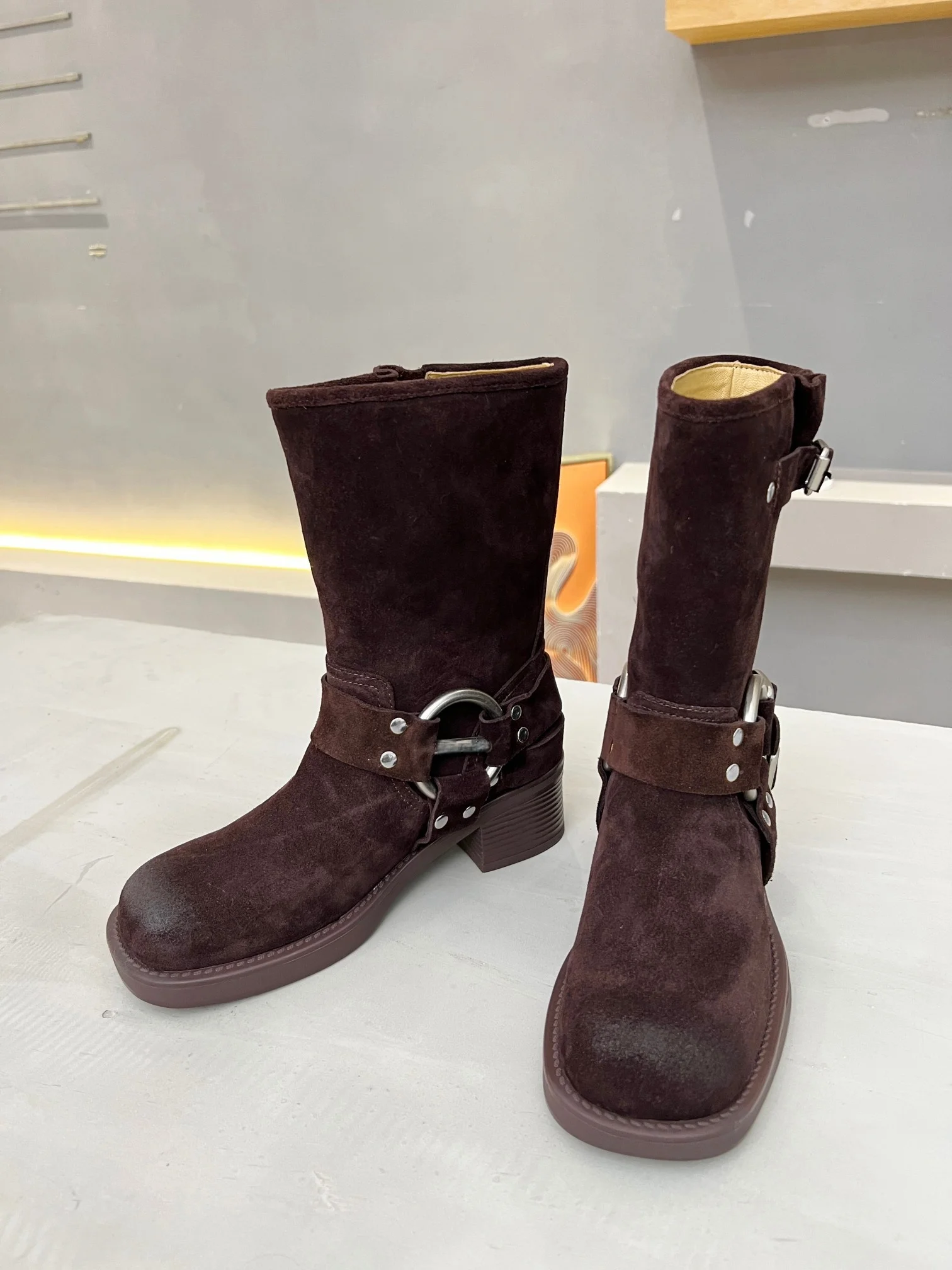 2023 Autumn and Winter new mid-length boots, cowhide fabric, sheepskin lining, warm and comfortable, retro fashion.