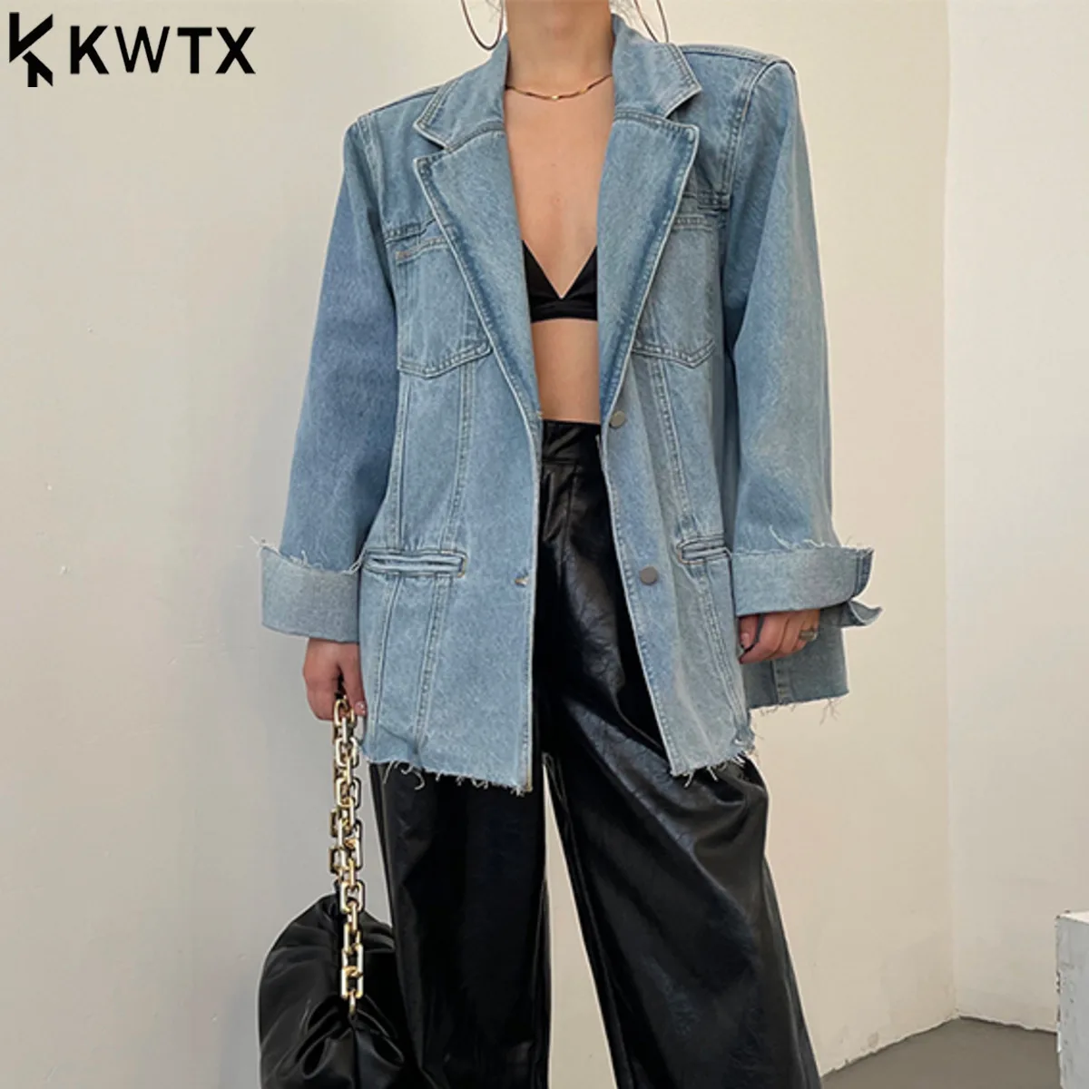 

KWTX Новинка 2025 голубая джинсовая куртка женская средней длины с потертостями подол с лацканами на одной пуговице повседневная осень-весна комфортная элегантная