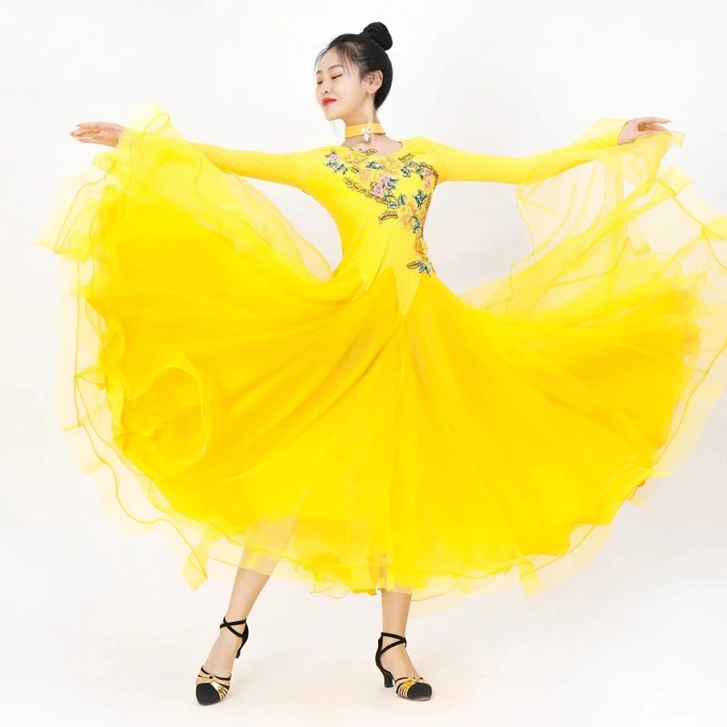 The new modern dance and ballroom dress competition performed the costume dance stage dress waltz social dance