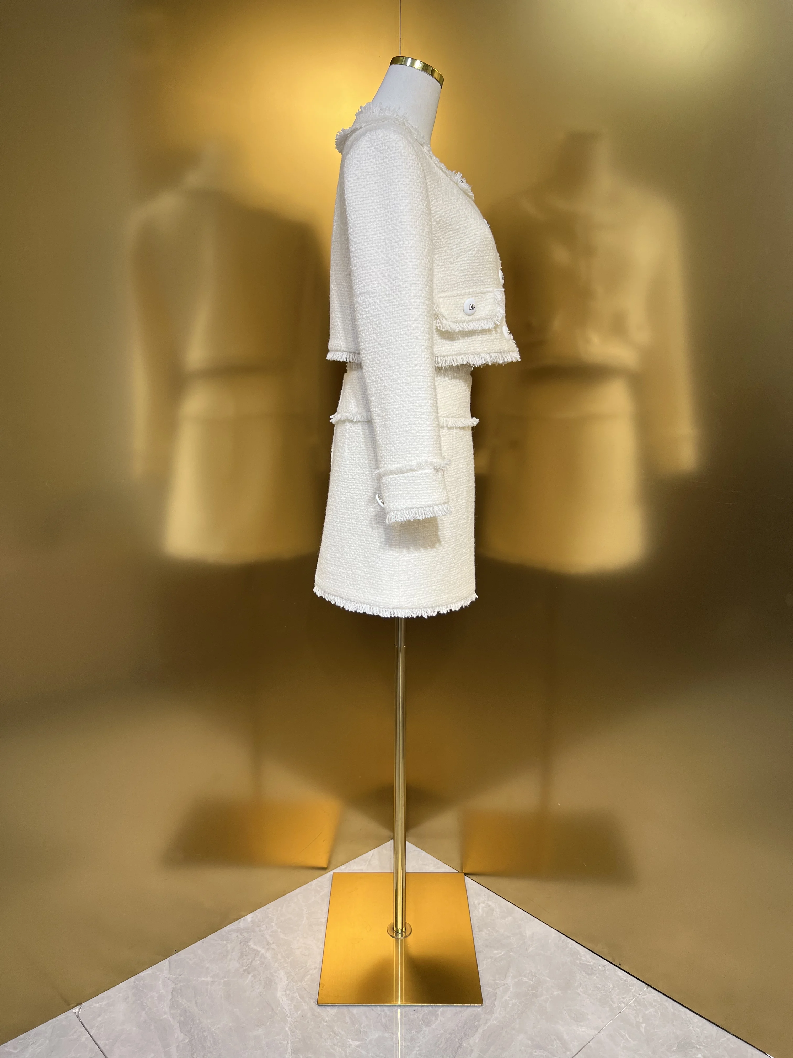 2024 Latest Collection: White Wool Tweed Cropped Jacket with Frayed Edges – Elegant and Chic Design