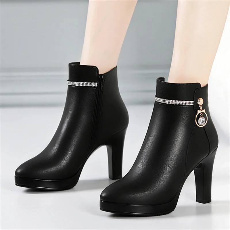 Comode scarpe invernali in morbida pelle alla moda stivali con plateau 2024 eleganti stivaletti antiscivolo in peluche con tacco alto a blocchi neri
