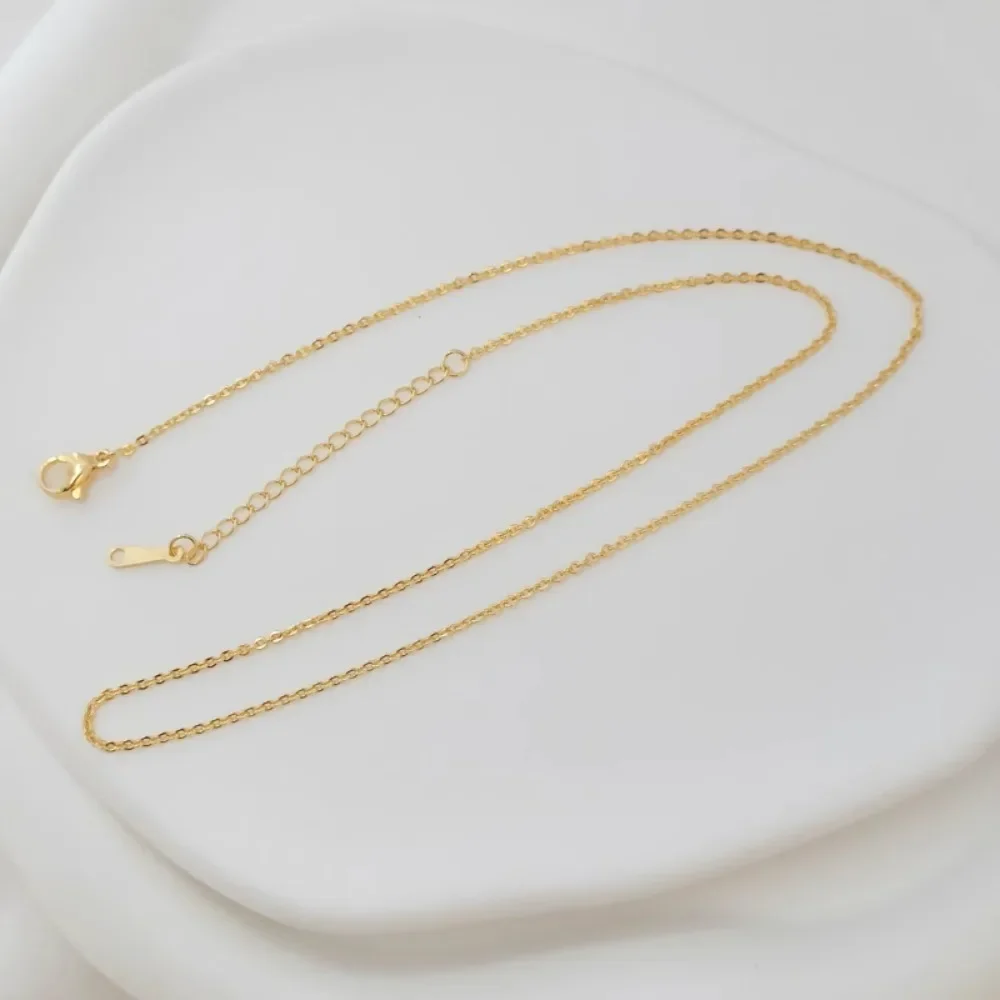 

Настоящее золото 18 карат с медным покрытием, плоская 0,0-цепь 1,5 мм, застежка-лобстер, готовая удлинительная цепочка для ожерелья, общая длина 46 см