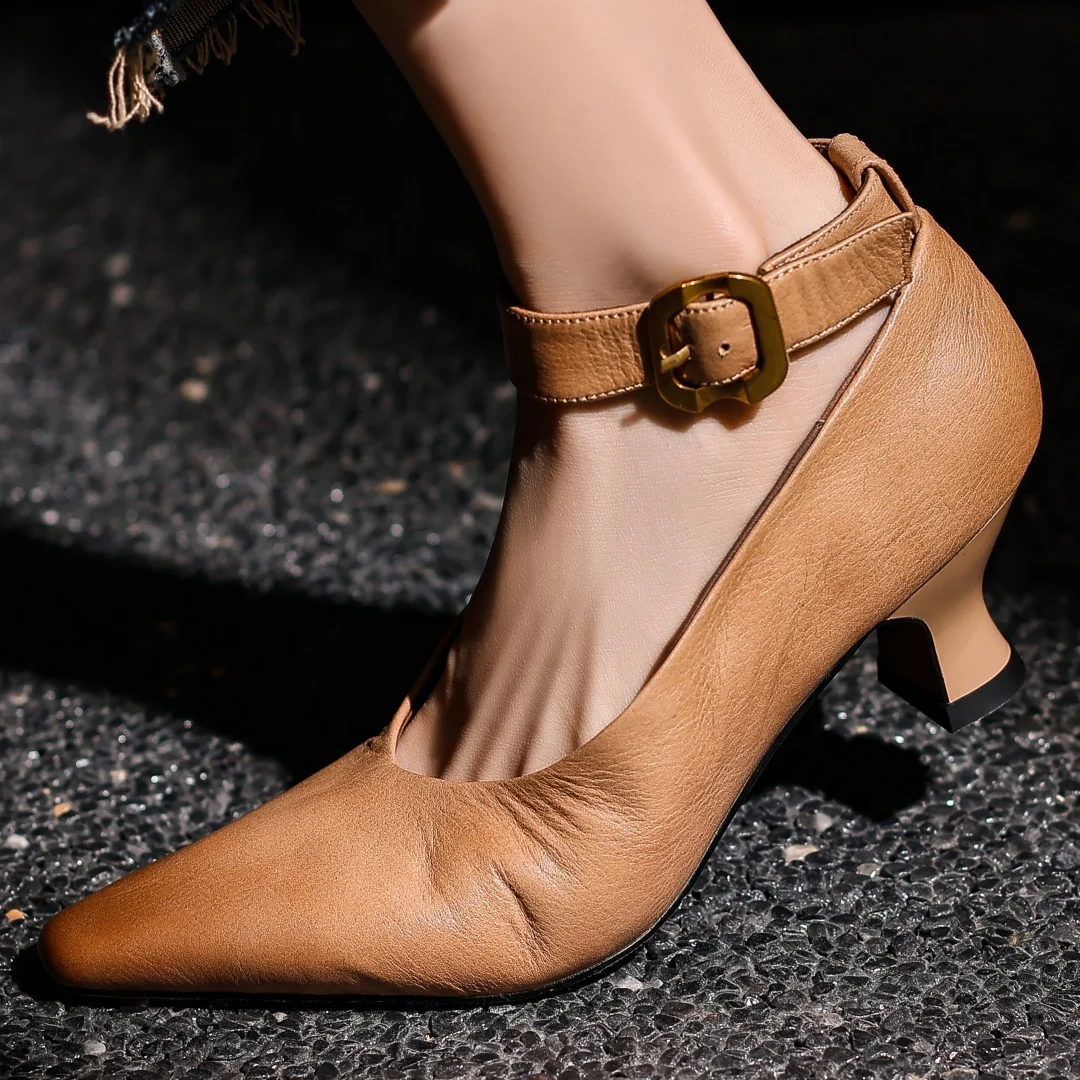 

2023 Осенние новые женские туфли-лодочки из коровьей кожи с острым носком и ремешком на щиколотке, элегантные женские повседневные туфли на каблуке 4,5 см на тонком высоком каблуке