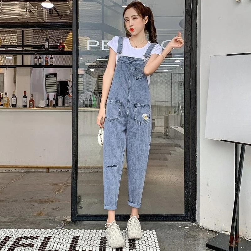 

Женские летние джинсовые комбинезоны в корейском стиле с ромашками, свободного кроя, стройнящие, тонкие, новинка 2026 года, модные, трендовые, хит продаж онлайн