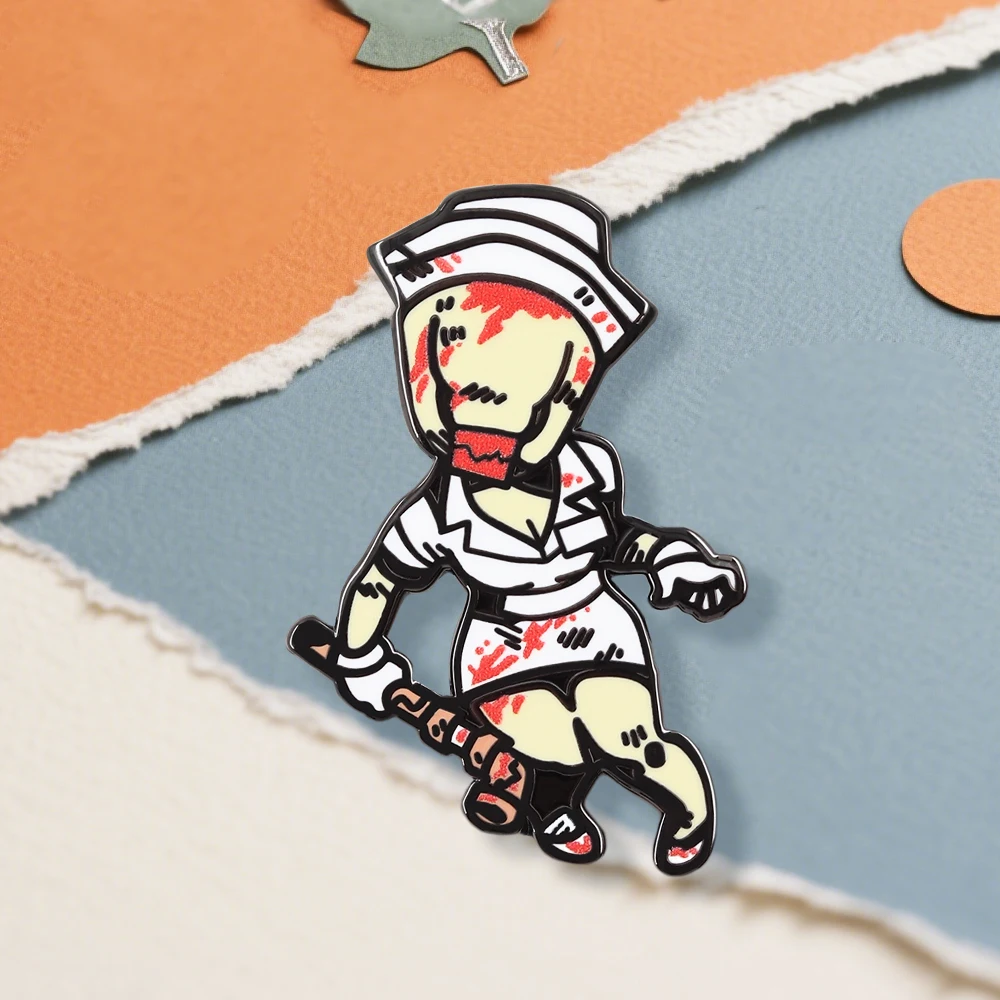 Halloween Blutige Krankenschwester Emaille-Anstecker Horror-Spiel-Charakter Inspiriertes Metall-Abzeichen Klassisches Retro-Gaming-Zubehör Geschenk für Gamer-Fans – Detail 4