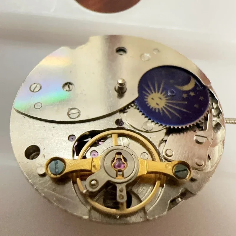 Watch accessories: 7120 traditional movement, 6 o'clock balance wheel, 3 o'clock star movement